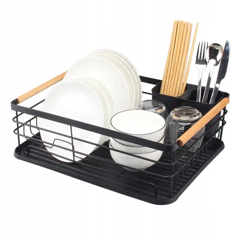Stor oppvasktørker i sort metall med lyse trehåndtak, fylt med servise og bestikk på plastbrett.