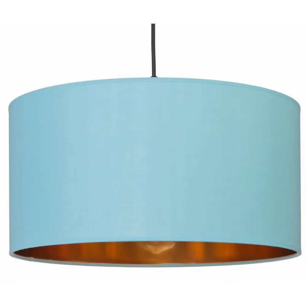Stor Oro hengelampe med lyseblå rund skjerm, kobberfarget innside og sort ledning, sett forfra.