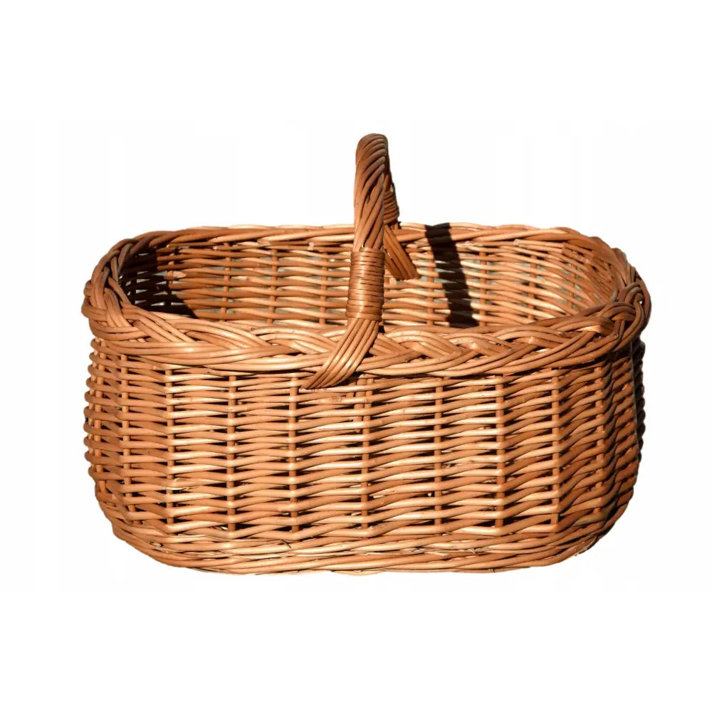 Stor pil kurv for sopp plukking, flettet i lys rotting med solid håndtak og dekorativ kant, sett fra skrå vinkel.