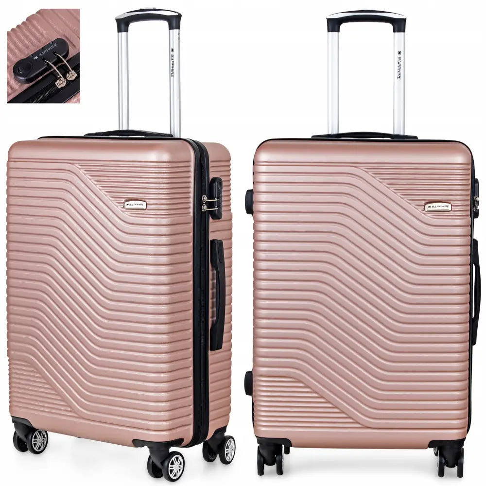 Stor rosa reisekoffert i hardplast med bølgete mønster, fire svingbare hjul og synlig uttrekkbart håndtak.