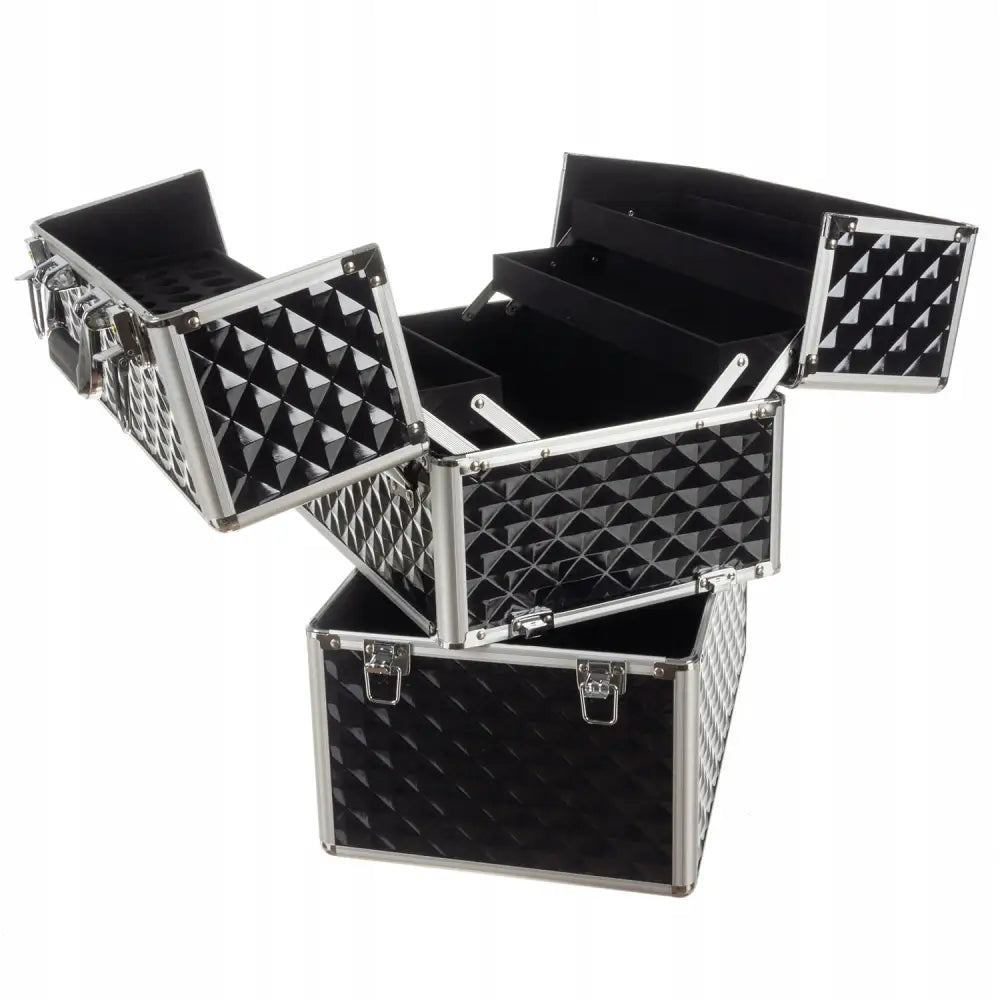 Stor sminkekoffert vogn i sort metall med diamantmønster, åpen med flere uttrekkbare rom for kosmetikk.