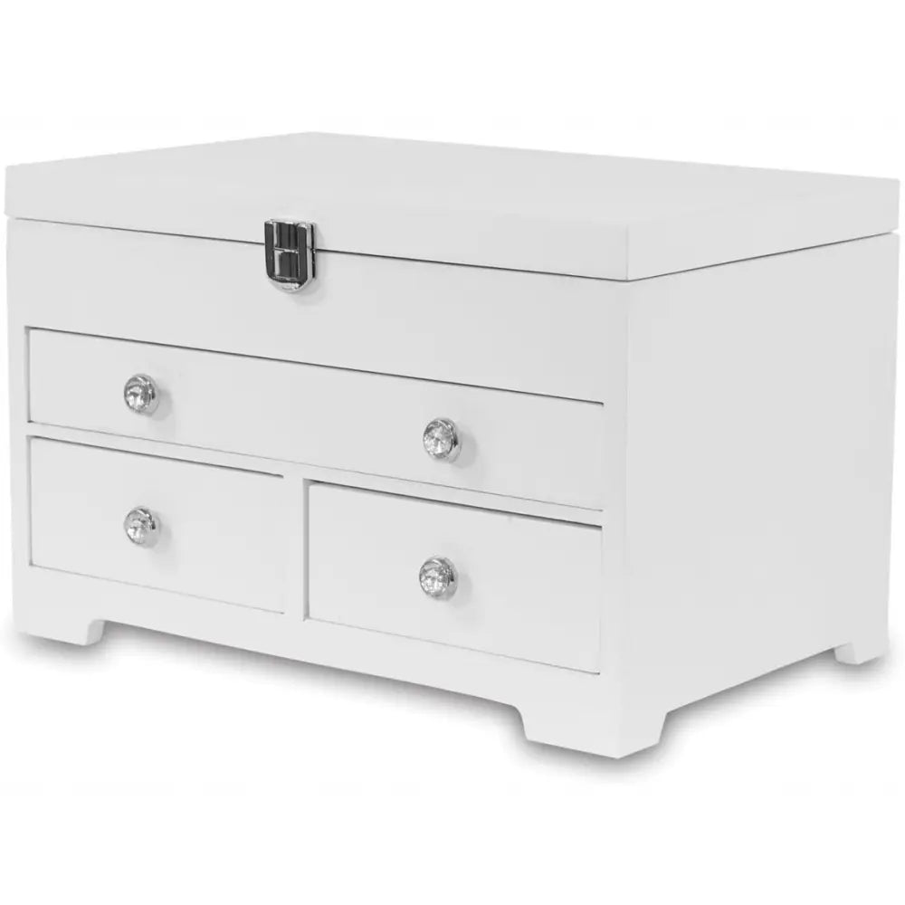 Stor smykkeskrin i hvitt tre, tre skuffer med glassknotter og metallås, vist fra skrå forside.