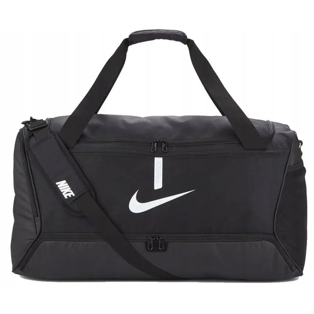 Nike sportsreisebag i svart stoff, frontvisning med hvit logo, polstret skulderrem og flere separate rom.