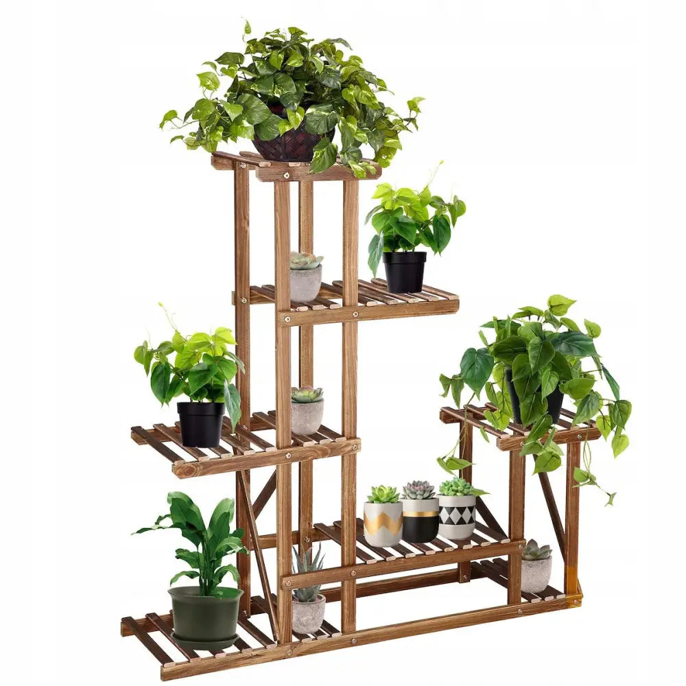 Stor tre plantestativ med seks nivåer, fylt med ulike grønne planter i potter, sett fra siden.