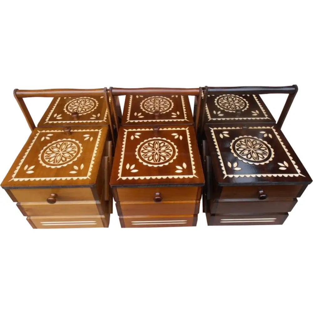 Stor tresminkeboks, tre små esker med lokk i ulike bruntoner og håndlaget hvitt mønster på toppen.