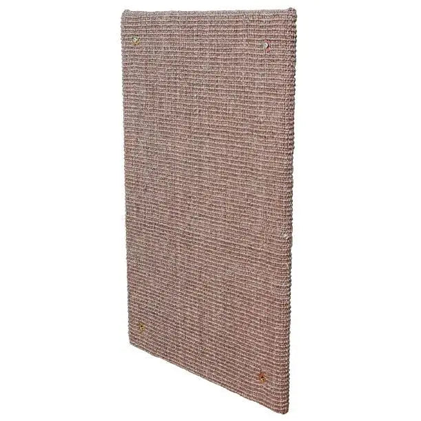 Stor XL klorebrett for katter fra Trixie, sett skrått med grov lysebrun tekstiloverflate og fire hjørnehull.