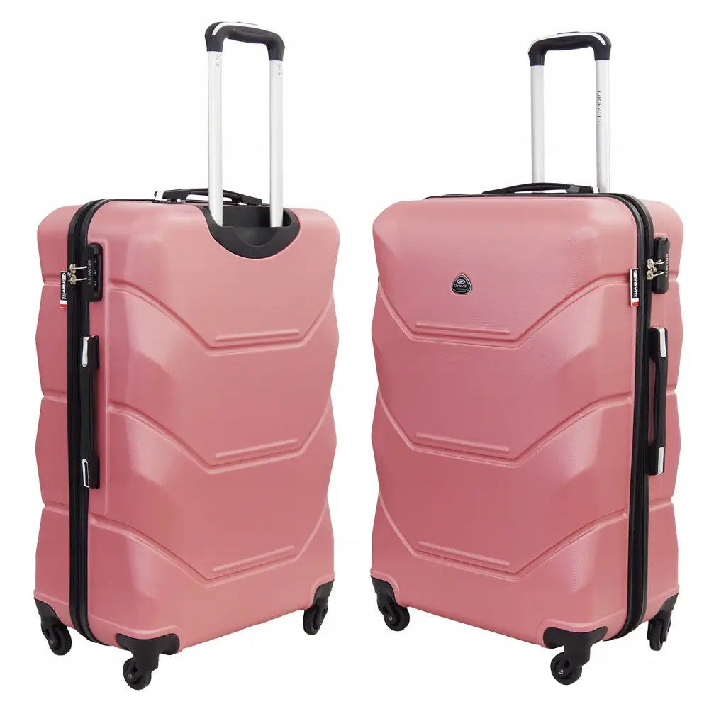 Stor rosa XXL koffert med mønstrede riller, teleskophåndtak, fire hjul og svarte detaljer, sett fra siden og forfra.