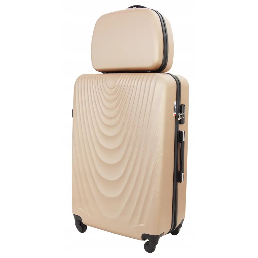 Stor XXL-koffert i beige hardplast med bølgemønstret front og toalettmappe på toppen, skrå vinkel.