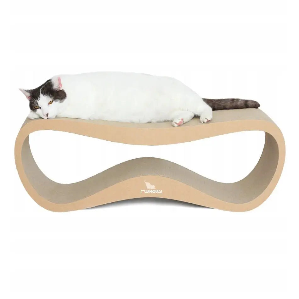 Stort kattekloremøbel med seng fra Mykotty, sidevisning med katt som hviler oppå bølgeformet papp og synlig logo.