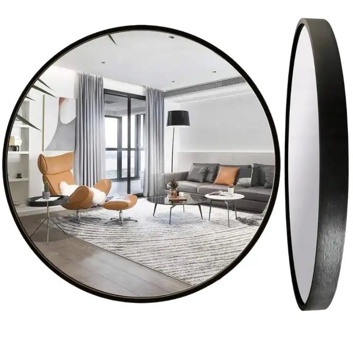 Stort rundt veggspeil med sort ramme, sett forfra og fra siden, reflekterer lys stueinnredning.