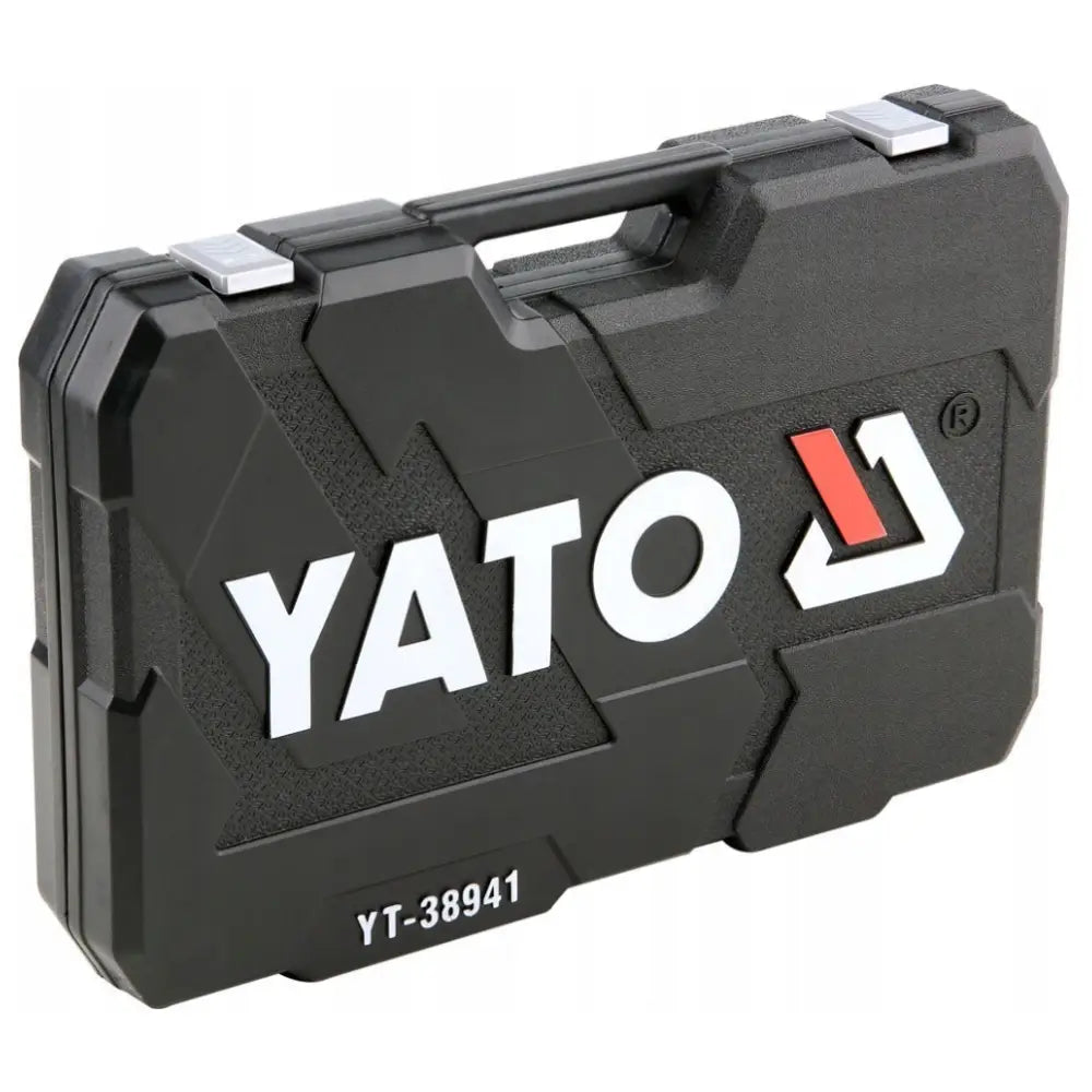 Yato XXL verktøysett i sort koffert med tydelig logo, sett fra skrå vinkel med sølvfargede låser.