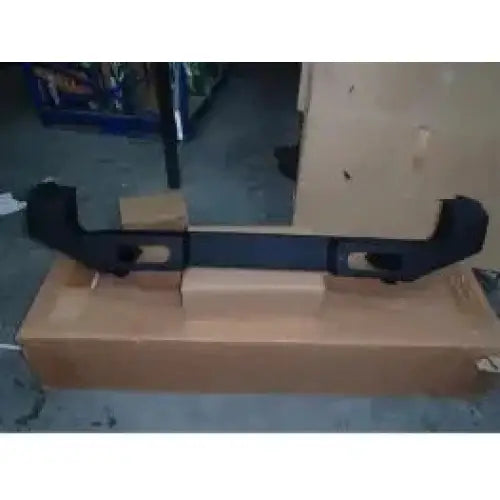 Støtfanger bak aluminium til Suzuki Jimny 07-17, svart metall med avrundede hjørner på pappeske.