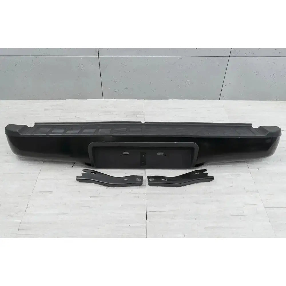 Støtfanger bak Black til Toyota Hilux 05-15 sett forfra med monteringsbraketter og riller for sklisikring.