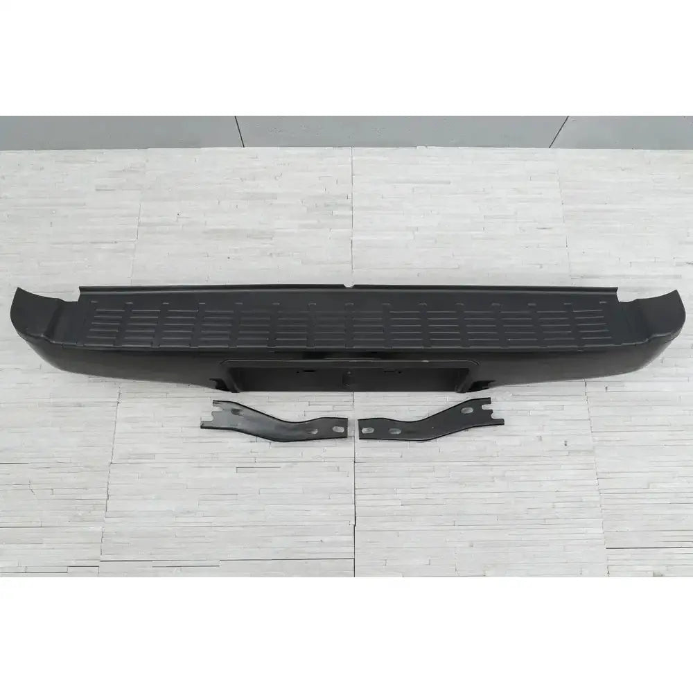 Bakfanger Toyota Hilux 05-15 svart med rutemønstret overflate og to monteringsbeslag sett ovenfra.