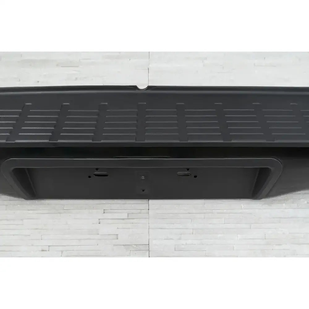 Bakstøtfanger til Toyota Hilux 05-15 i svart metall sett ovenfra med riflet overflate og nummerskilthull.