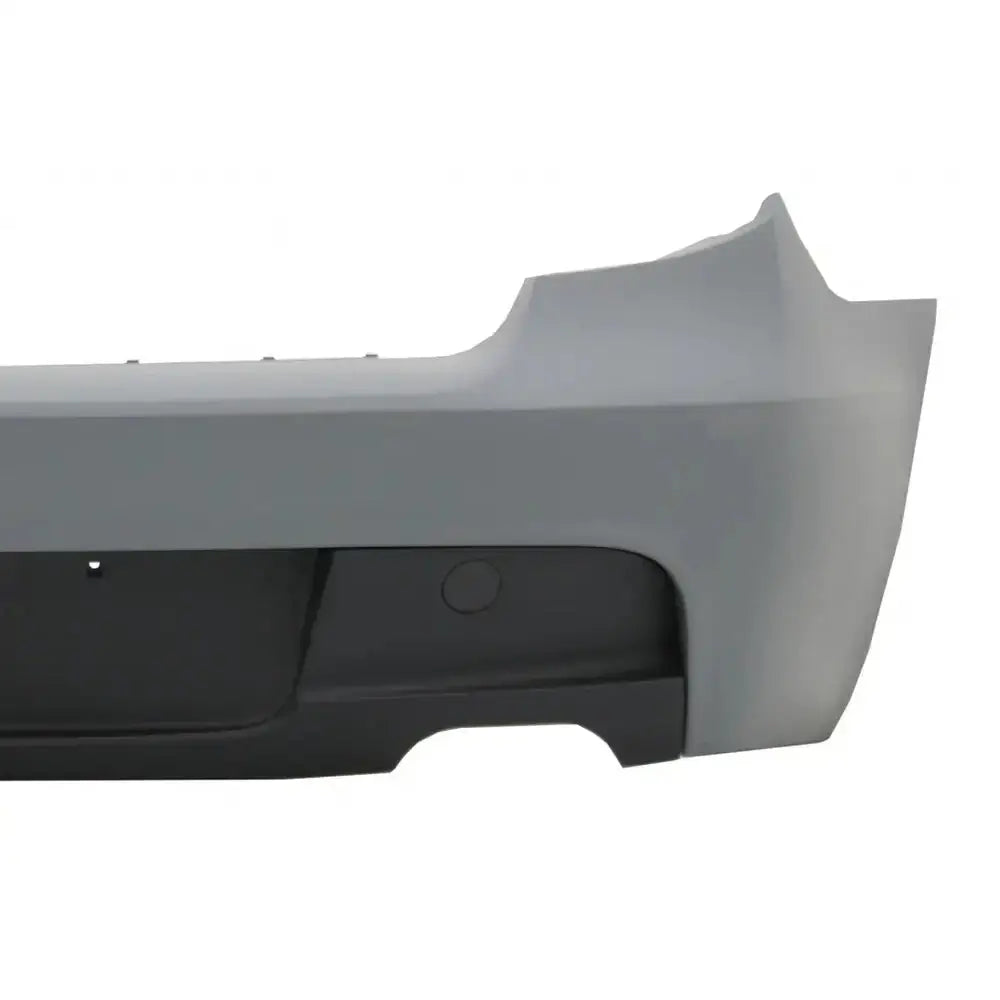 Bakre støtfanger til BMW 1 Serie E81 04-07, grå plast med svart kontrastfelt og avrundede hjørner.