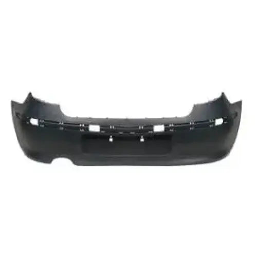 Støtfanger bak til BMW 1 Serie E81/E82/E87/E88 07-13, sort plast sett rett forfra på hvit bakgrunn.