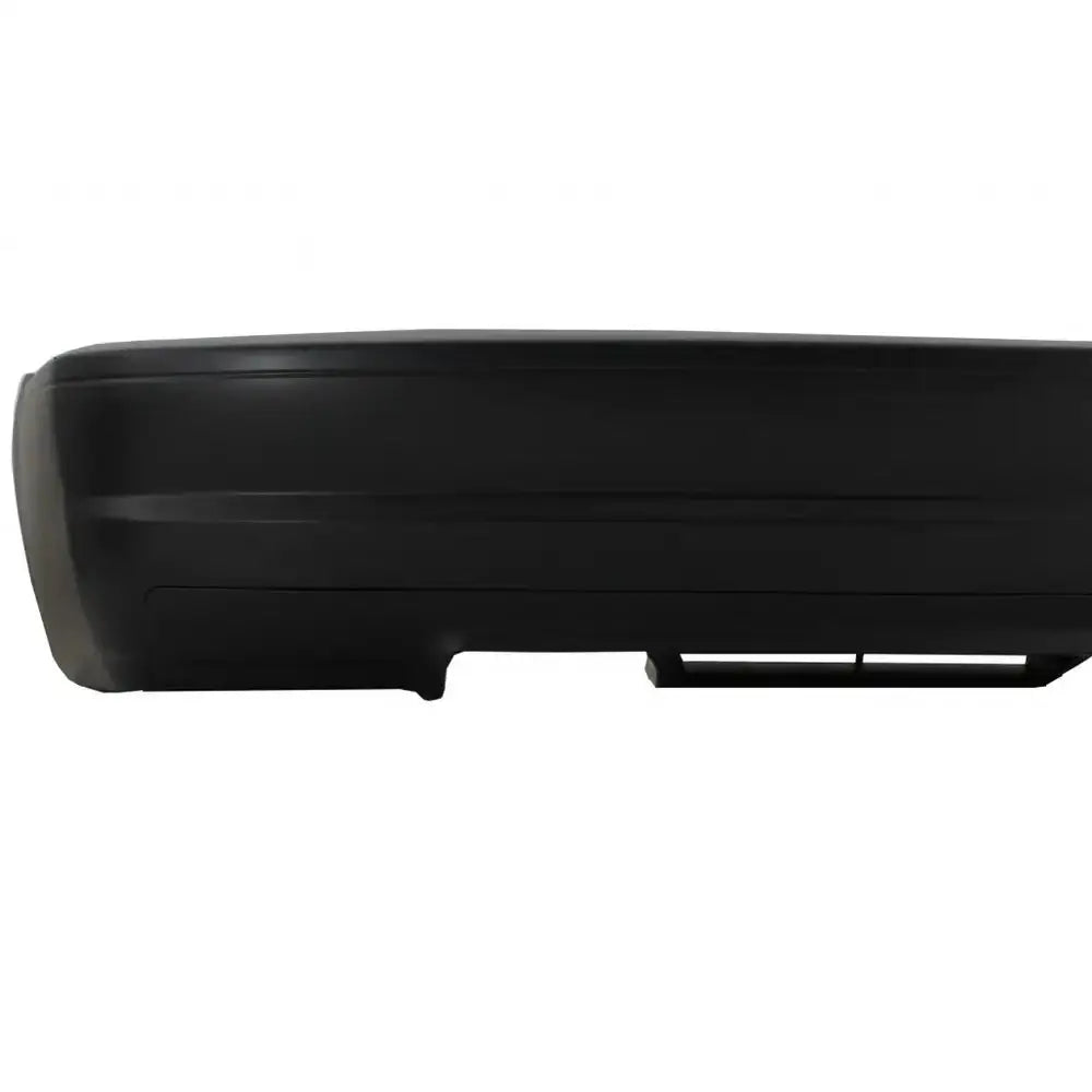 Bakre støtfanger til BMW 3 Serie E46 cabrio, sort plastdel sett fra siden med utskjæring nederst.