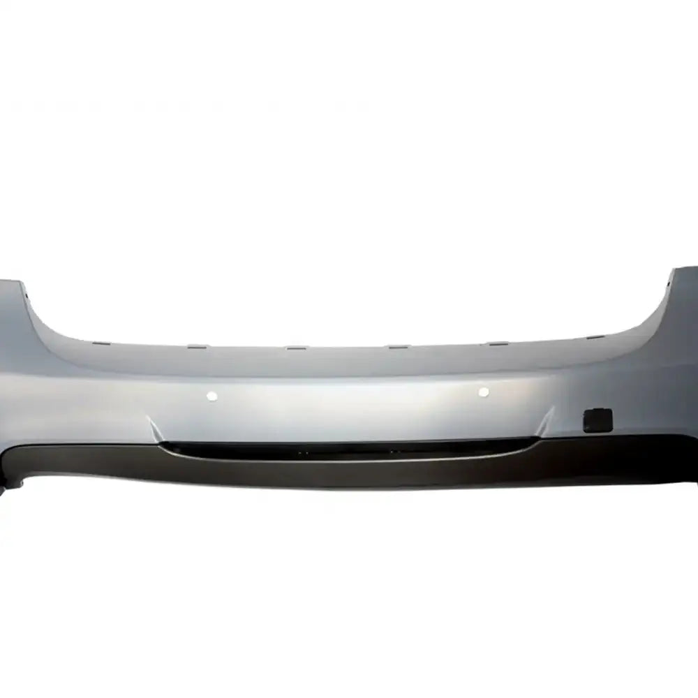 Bakfanger til BMW 3 Serie E91 05-08 Touring, sølvfarget med sensorer og sort nedre seksjon, sett forfra.