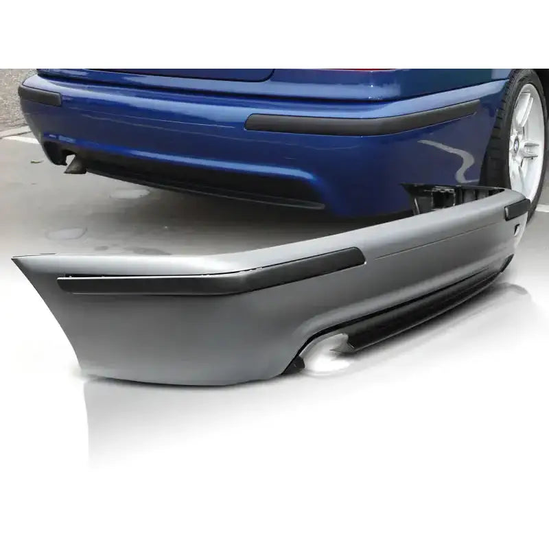 Støtfanger bak BMW E39 sedan M-Pack i grått med svarte detaljer sett fra skrå vinkel foran.