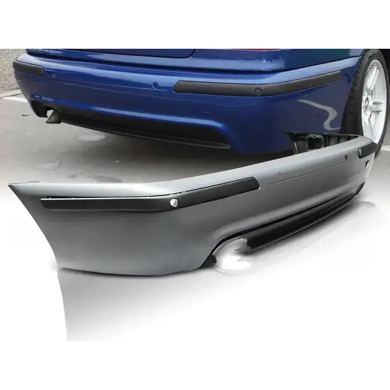 Støtfanger bak til BMW E39 95-03 sedan M-Pack PDC i grå plast med sorte detaljer foran blå bil.
