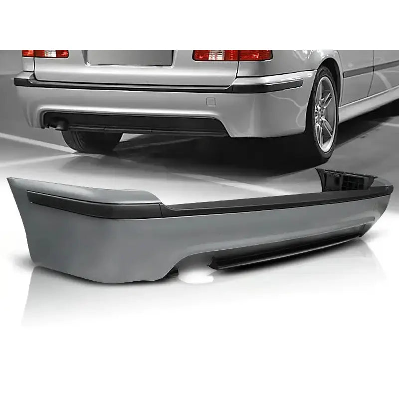 Støtfanger bak til BMW E39 Touring M-Pack i grått med svart list, sett fra skrå vinkel foran bil.