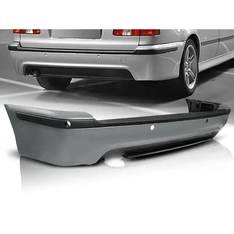 Støtfanger bak Bmw E39 Touring M-Pack PDC i grå med svarte detaljer og hull for sensorer, sett skrått forfra.