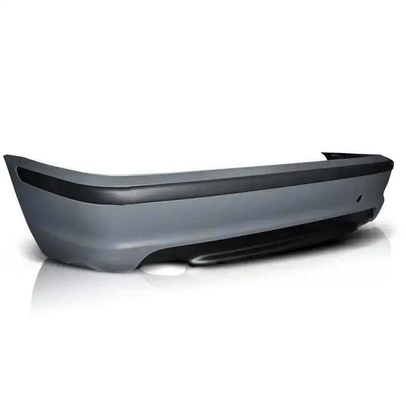 Bakfanger til BMW E46 Sedan M-Pack i grå plast med svart list, sett fra skrå bakside.