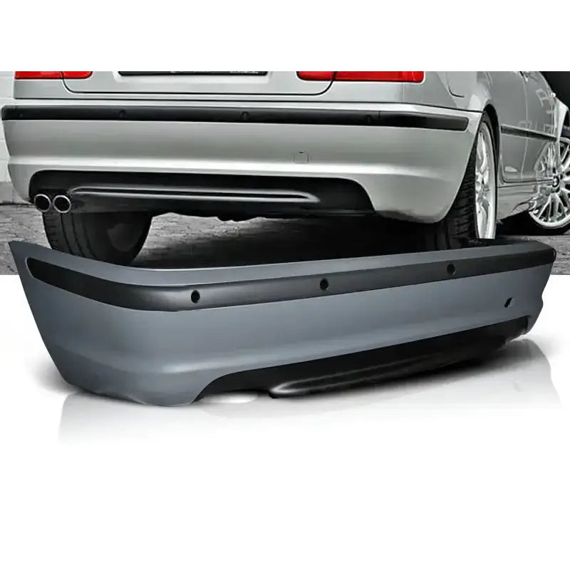 Støtfanger bak BMW E46 sedan M-Pack PDC i grå og svart plast, sett skrått forfra med festepunkter.