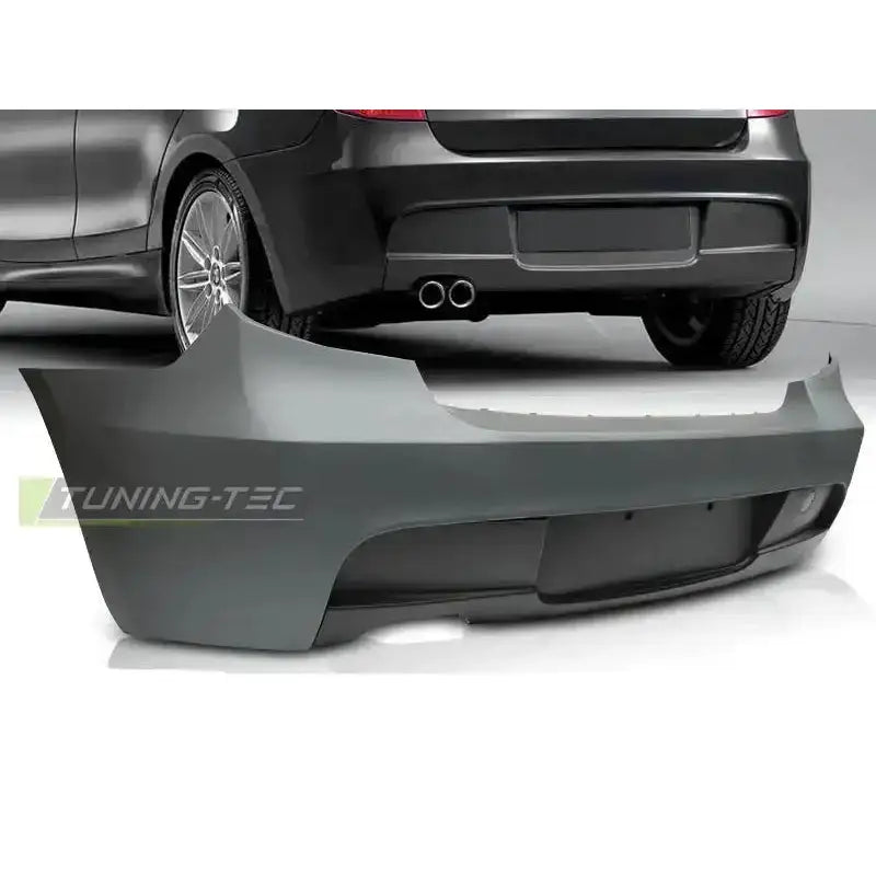 Bakfanger Bmw E81 / E87 04-11 M-Tech i grå plast, sett forfra med bil i bakgrunnen.