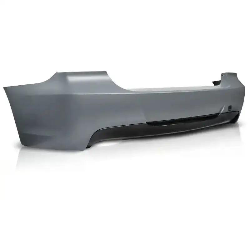 Bakfanger Bmw E90 M-Pack i grå plast med sort kontrast, sett skrått bakfra.