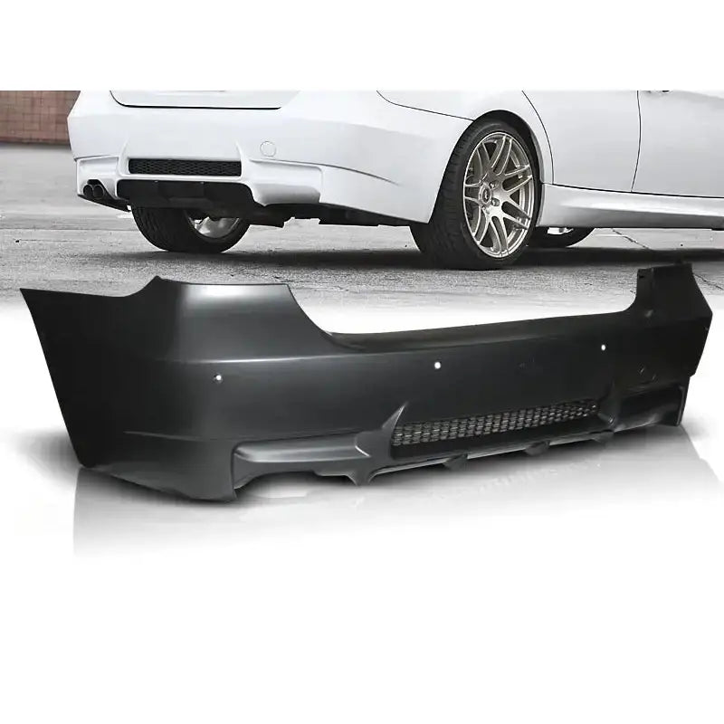 Støtfanger bak BMW E90 M3 Style PDC i sort plast med nettingdetaljer, vist fra skrå vinkel.