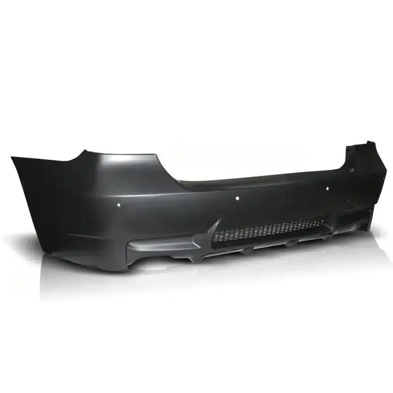 Bakfanger til BMW E90 05-11 M3 Style PDC i svart plast med luftåpninger, sett skrått bakfra.