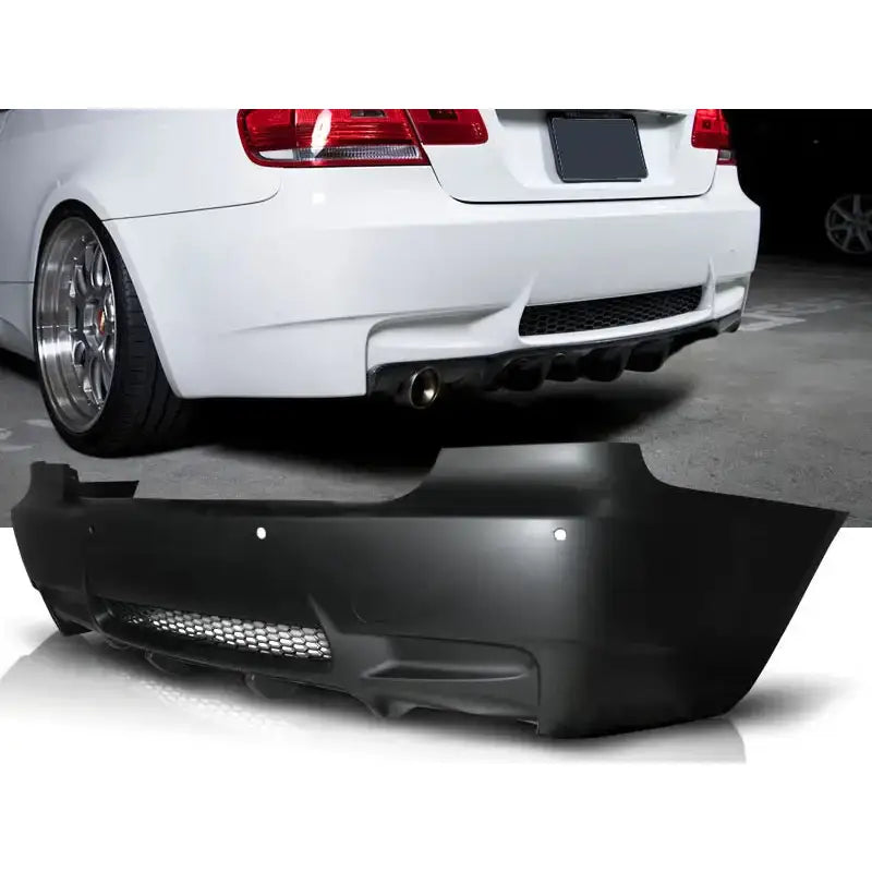 Støtfanger bak til BMW E92 M3 Style PDC i svart plast, montert på hvit bil, vist fra skrå vinkel.