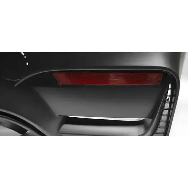 Bakre støtfanger BMW E92/E93 M4 Look i svart plast med rød refleks og luftventiler.