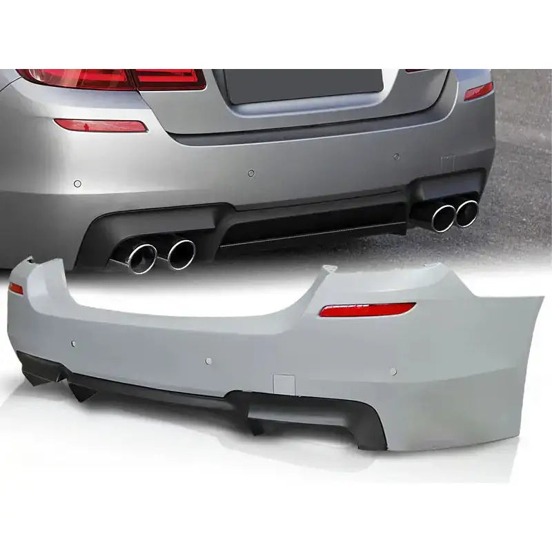 Støtfanger bak BMW F10 M5 Style PDC i grå plast med røde refleks og utsparinger for eksos og sensorer.