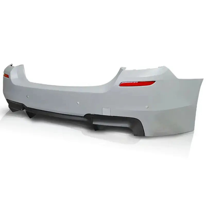 Bakfanger BMW F10 M5 Style PDC i grå med røde refleksdetaljer og sort nedre parti, sett skrått bakfra.