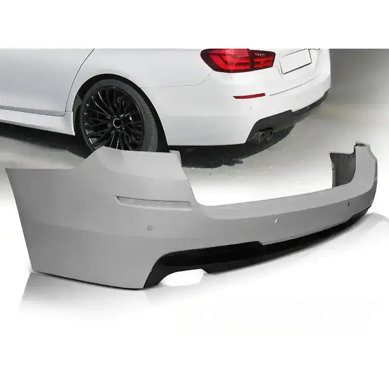 Støtfanger bak Bmw F11 10-16 M-PAKIET PDC i lys grå plast, montert foran hvit bil.