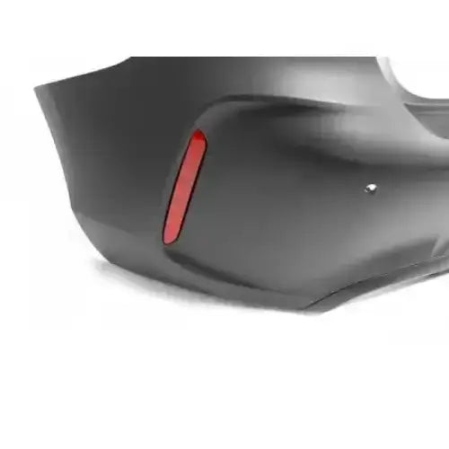 Bakstøtfanger BMW F20/F21 LCI 15-18 M2 Look PDC i mørkegrå plast med rød refleks, skrå sidevisning.
