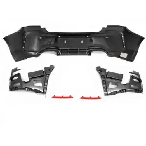 Bakre bumper til BMW F20/F21 LCI M2 Look, sorte plastdeler og røde komponenter sett ovenfra.