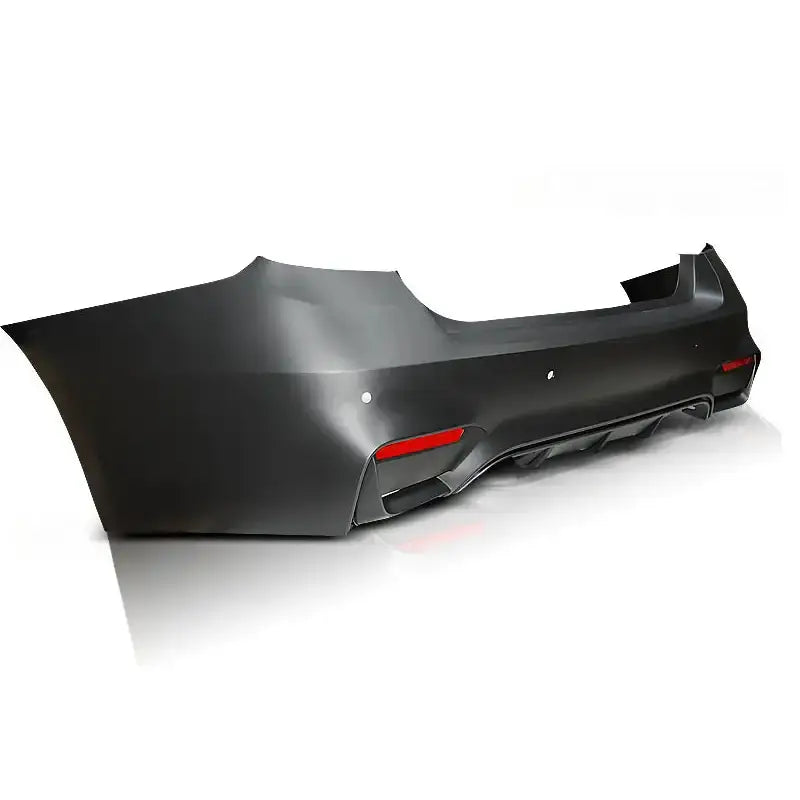 Bakfanger Bmw F30 sedan M3 style med røde reflekser og diffusor, sett skrått bakfra mot hvit bakgrunn.