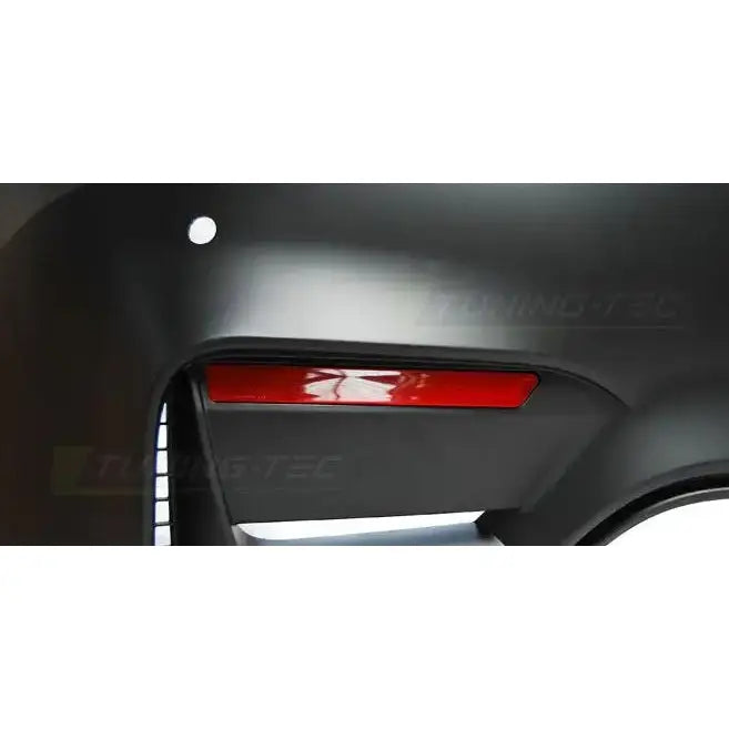 Bakstøtfanger BMW F30 sedan nærbilde av svart plast med rød refleks og rund sensoråpning.