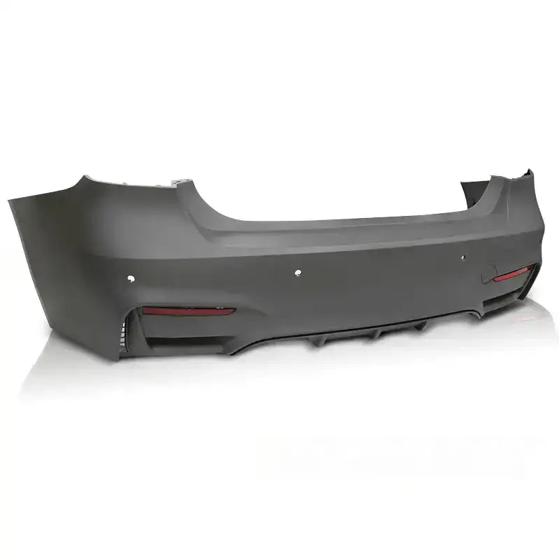 Støtfanger bak BMW F30 sedan M3 style i matt svart plast med refleksfelt, sett skrått bakfra.