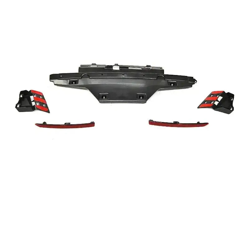 Bakfanger BMW F30 M3 Style PDC, fem separate bildeler i svart og rød plast sett ovenfra.