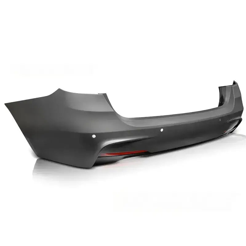 Bakfanger til BMW F31 Touring M-PAKIET PDC, mørk grå med sensorhull og røde detaljer, sett skrått bakfra.