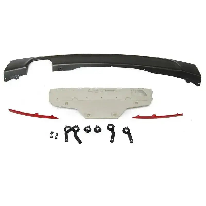 Bakre bumper BMW F31 Touring 11-18 M-PAKIET PDC sett ovenfra med alle deler adskilt på hvit bakgrunn.