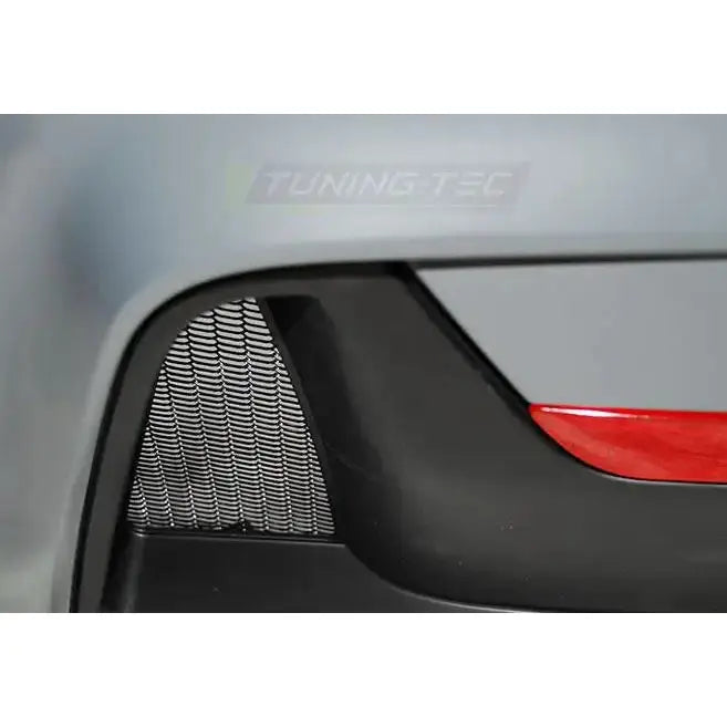 Bakstøtfanger BMW F32/F33 M-Performance nærbilde med sort netting og rød refleksdetalj.