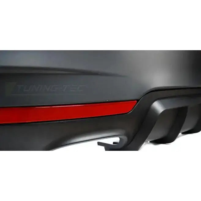 Bakre bumper til BMW F32/F33 M-Performance PDC, sort plast med rød reflekslist sett fra skrå vinkel.