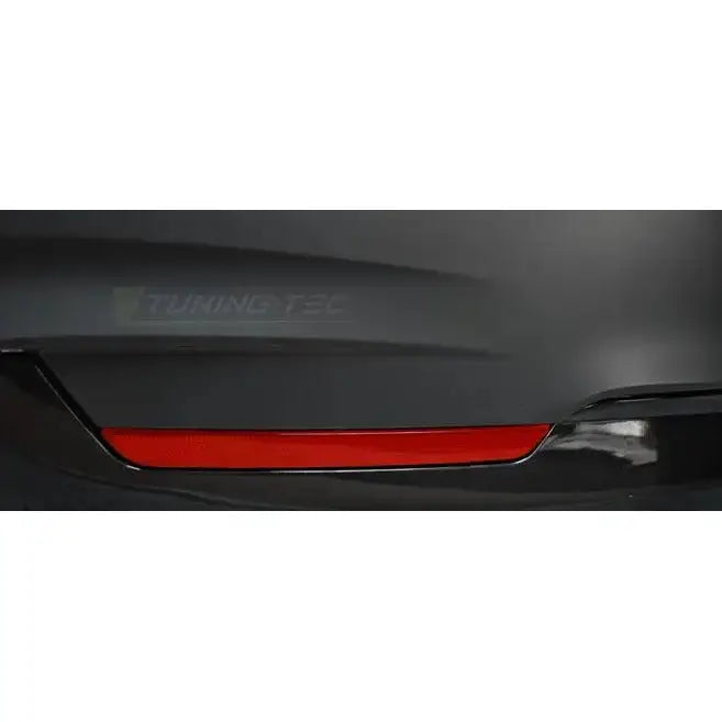 Bakstøtfanger BMW F32/F33 M-Tech Style med rød reflekslist og matt overflate, nærbilde.