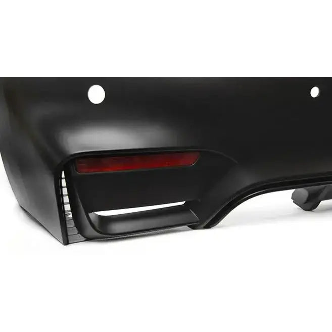 Bakstøtfanger BMW F32/F33 M4 Style PDC i sort plast med rød refleks og luftåpning, skrå vinkel.